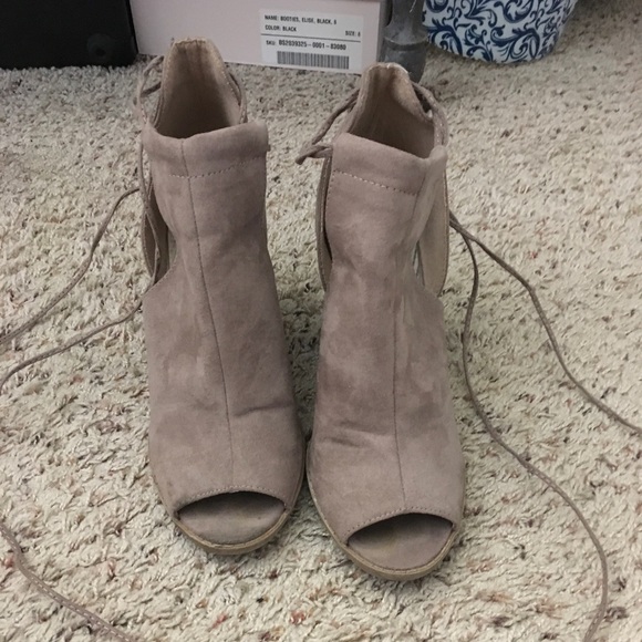 Ankle boot.  Beige suede - Picture 3 of 3